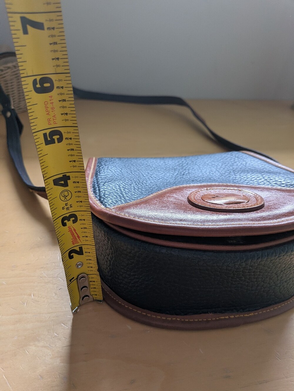 DOONEY & BOURKE Vintage Leather Women Shoulder Or Crossbody Purse navy Blue Tan - Picture 11 of 11